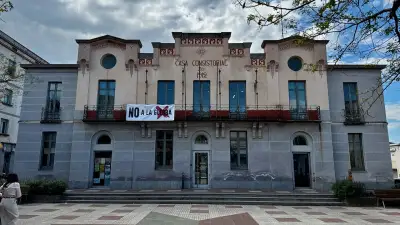 Edificio del ayuntamiento en dos plantas