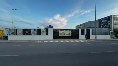 Fachada calle Camping La Fallera
