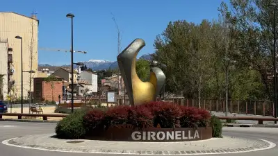 Rotonda con monumento de Gironella